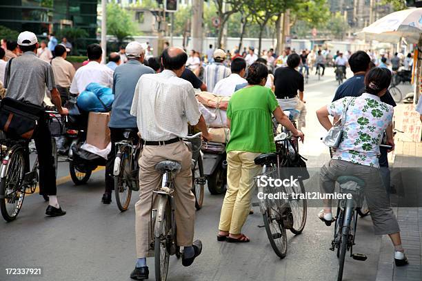 Foto de Chinês Rua Com Muitos Dos Ciclistas e mais fotos de stock de Bicicleta - Bicicleta, China, Ciclismo