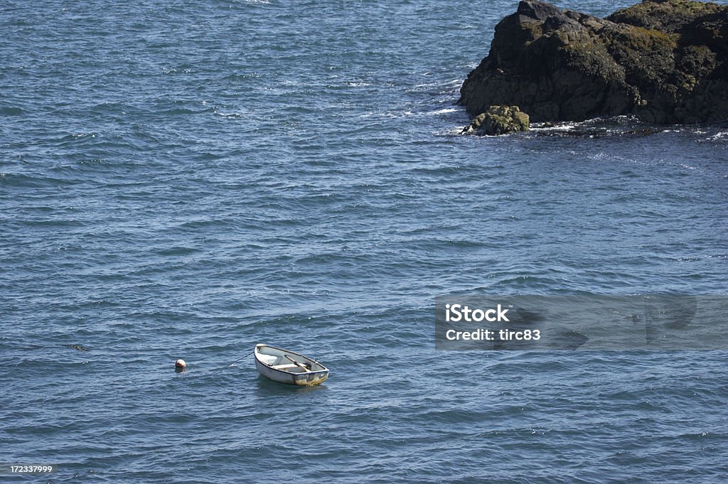 Barco en blue lagoon - Foto de stock de Acantilado libre de derechos