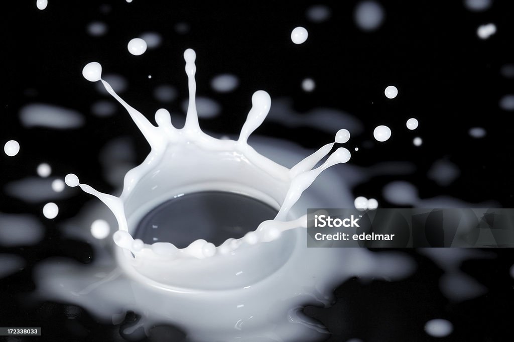 Lait de Splash noir - Photo de Pleurer sur un verre de lait renversé libre de droits