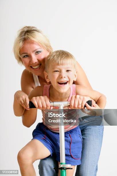 Scootering Zusammen Stockfoto und mehr Bilder von 6-7 Jahre - 6-7 Jahre, 8-9 Jahre, Aktivitäten und Sport