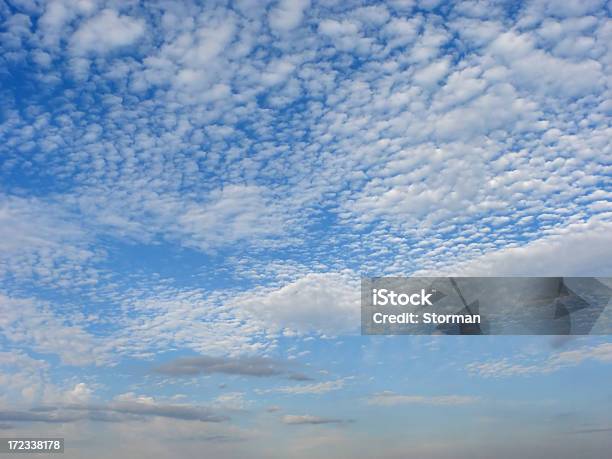 Altocumulo Cloud Strato - Fotografie stock e altre immagini di Altocumulo - Altocumulo, Ambientazione esterna, Ambientazione tranquilla