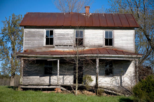 istock Abandoned House in Rural America 172338347