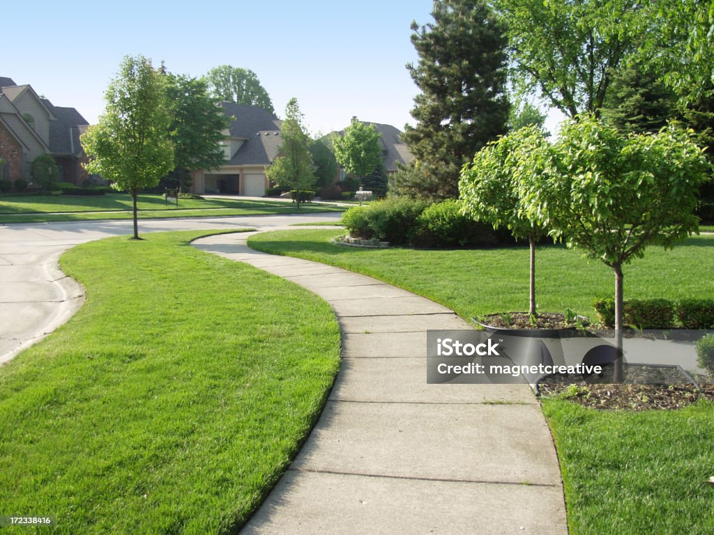 Suburban de Calçada - Foto de stock de Calçada royalty-free