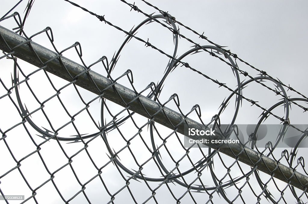 Filo spinato recinzione - Foto stock royalty-free di Ambientazione esterna