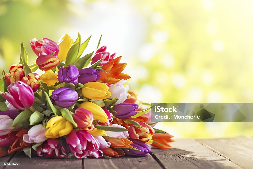 Bunte Tulpen auf einer alten Holztisch mit der Natur Hintergrund - Lizenzfrei Alt Stock-Foto