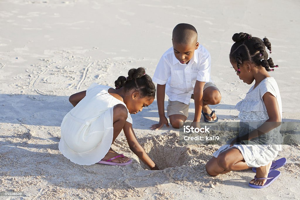 Enfants jouant dans le sable - Photo de Enfant libre de droits