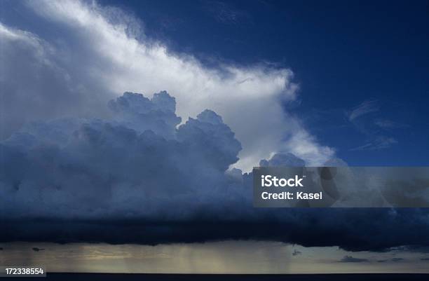 Wolkengebilde Und Sturm Auf Dem Meer Stockfoto und mehr Bilder von Bildhintergrund - Bildhintergrund, Blau, Dramatischer Himmel