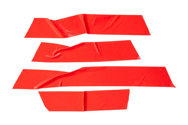 白い背景に赤いスコッチテープまたは粘着ビニールテープのセットで、切り取り経路を持つストライプ - duct tape adhesive tape dirty paper ストックフォトと画像