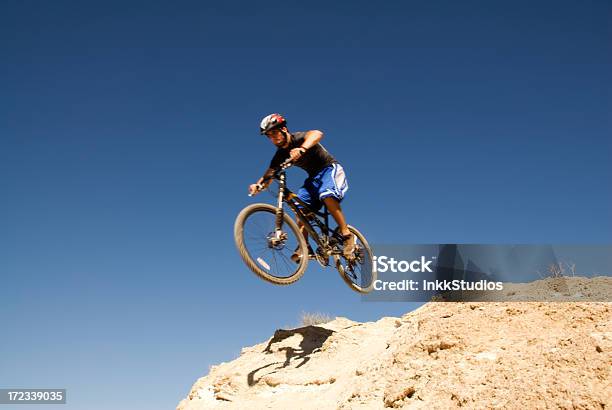 Andare In Mountain Bike - Fotografie stock e altre immagini di Percorso per bicicletta - Percorso per bicicletta, Sentiero di campagna, Adulto