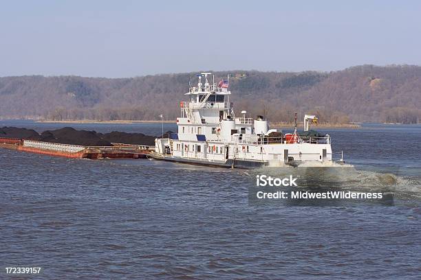 Foto de Tug Boat E Carvão e mais fotos de stock de Empurrar - Empurrar, Veículo Aquático, Barcaça