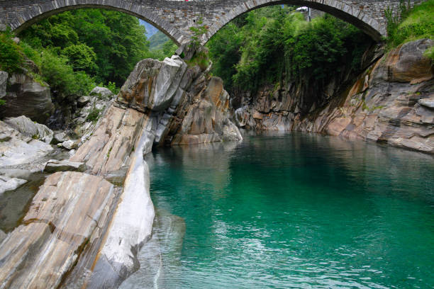 橋を verzasca - granite ticino canton switzerland locarno ストックフォトと画像