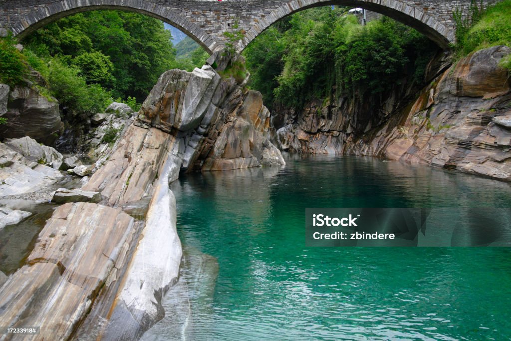 구름다리 Over Verzasca - 로열티 프리 Valle Verzasca 스톡 사진