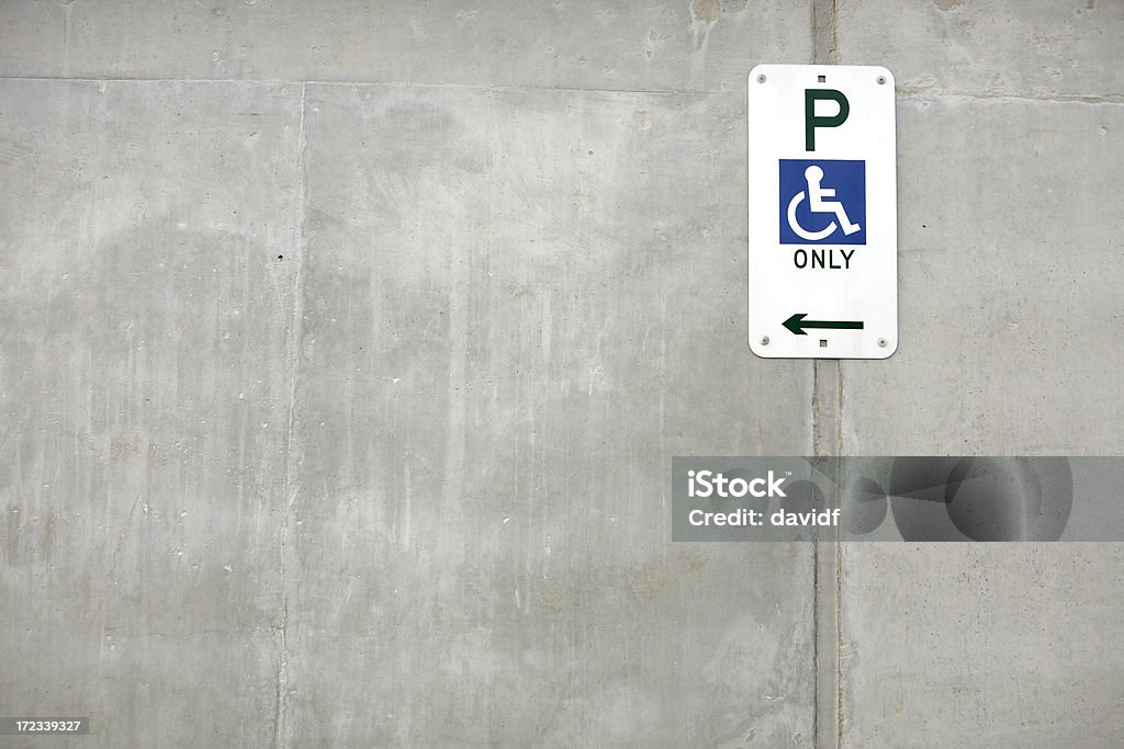 Parking réservé - Photo de Accessibilité aux personnes handicapées libre de droits