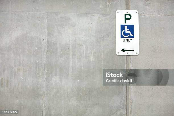 Photo libre de droit de Parking Réservé banque d'images et plus d'images libres de droit de Accessibilité aux personnes handicapées - Accessibilité aux personnes handicapées, Horizontal, Mur en béton