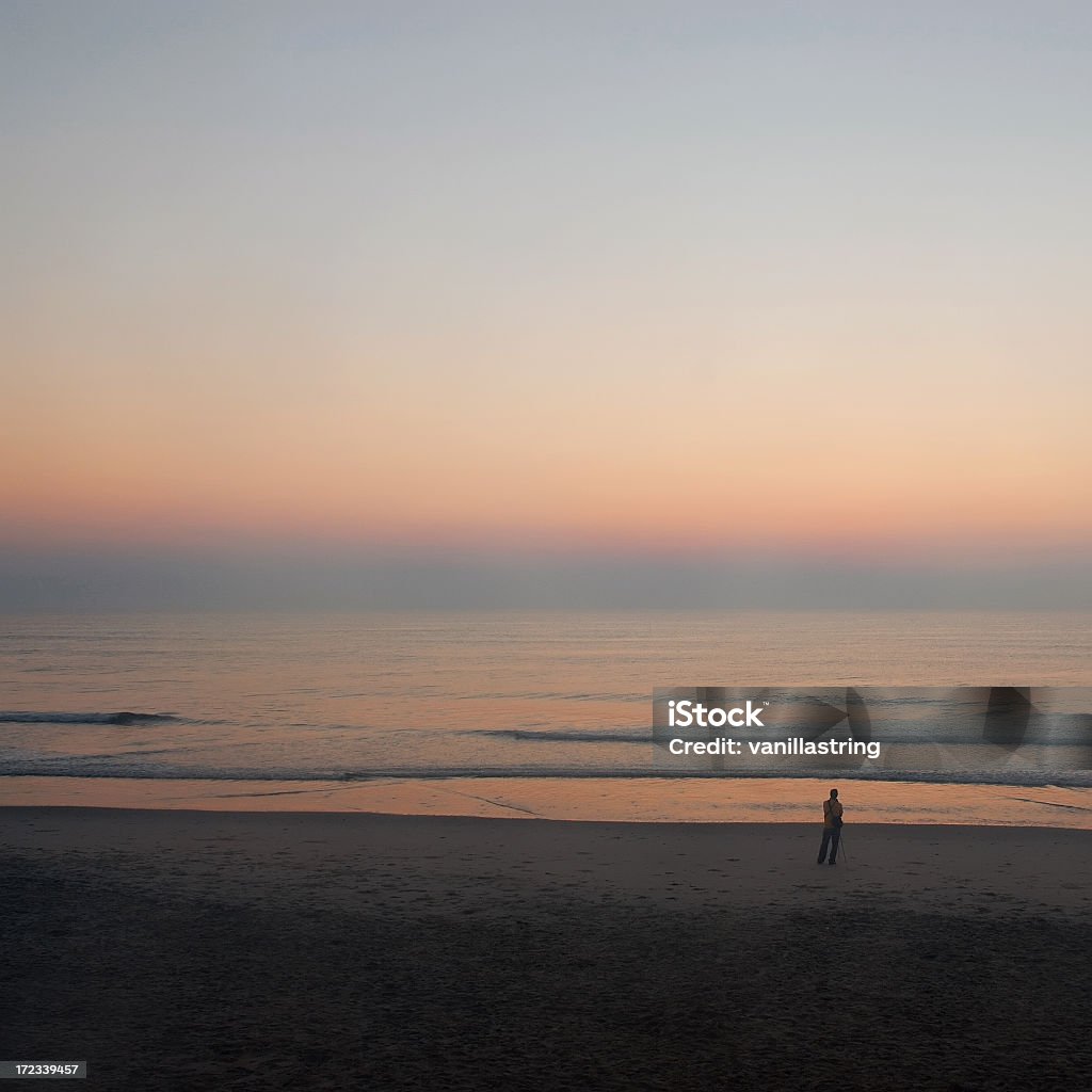 Стоять на рассвет - Стоковые фото Атлантический океан роялти-фри