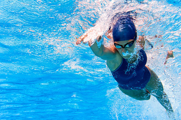 nadador - women sporting sport building exterior - fotografias e filmes do acervo