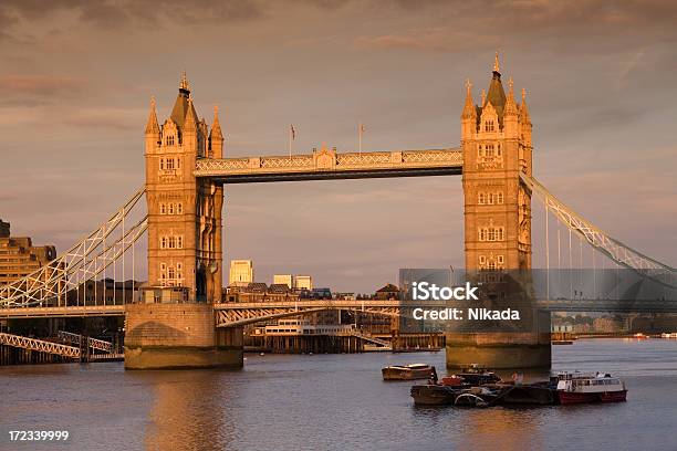 Tower Bridge - Fotografias de stock e mais imagens de Alto - Altura Humana - Alto - Altura Humana, Alto - Descrição Física, Antigo