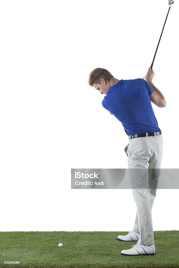 Hombre jugando golf - Foto de stock de 18-19 años libre de derechos