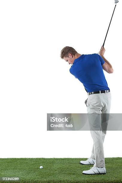 Foto de Homem Jogando Golfe e mais fotos de stock de 18-19 Anos - 18-19 Anos, Adulto, Atividade Recreativa