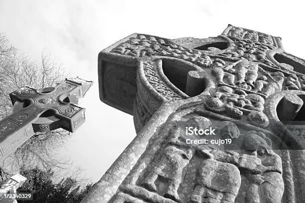 Celtic Przecina W Irish Graveyard - zdjęcia stockowe i więcej obrazów Płyta nagrobna - Płyta nagrobna, Styl celtycki, Abstrakcja