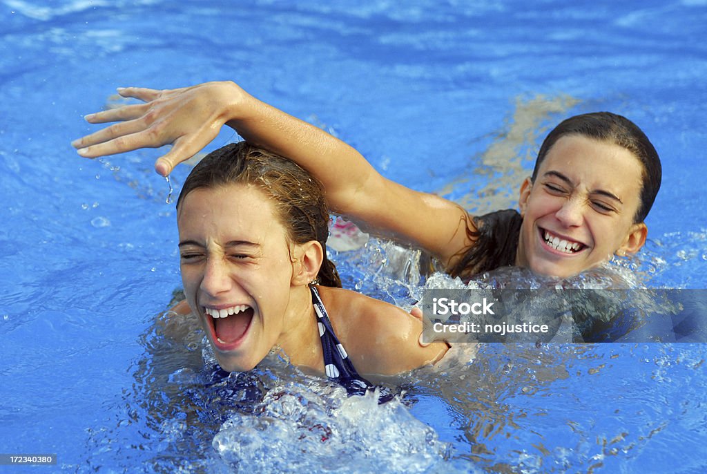 Lucha de la piscina - Foto de stock de Gemelos - Nacimientos múltiples libre de derechos