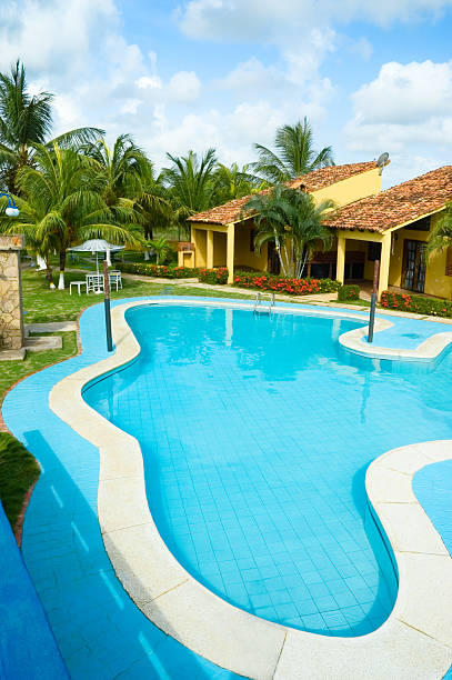piscina tropical del complejo turístico - tourist resort apartment swimming pool caribbean fotografías e imágenes de stock