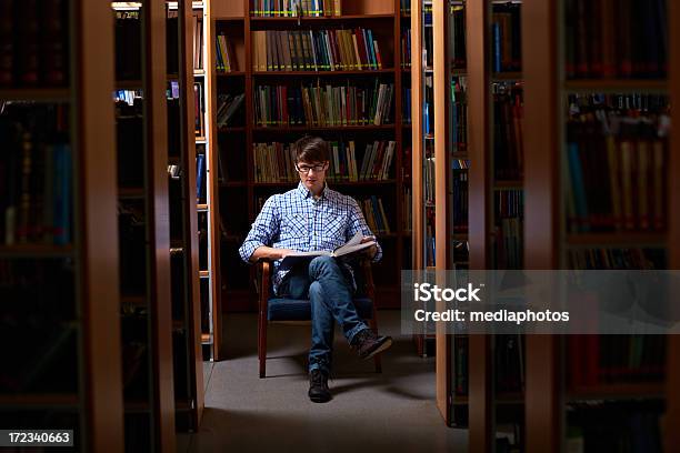 Uomo Studia - Fotografie stock e altre immagini di Occhiali da vista - Occhiali da vista, Sedia, Persona di sesso maschile