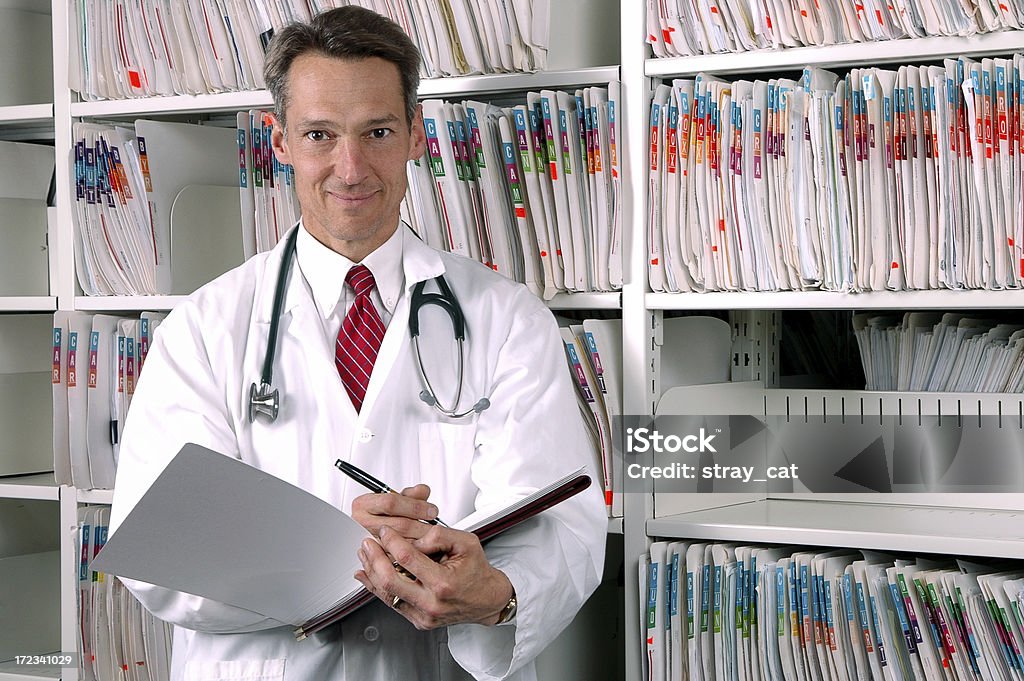 Médico y los archivos - Foto de stock de 30-39 años libre de derechos