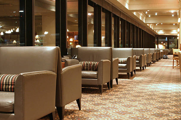 flughafen-lounge-stühle in einer reihe - eingangsbereich teppich stock-fotos und bilder