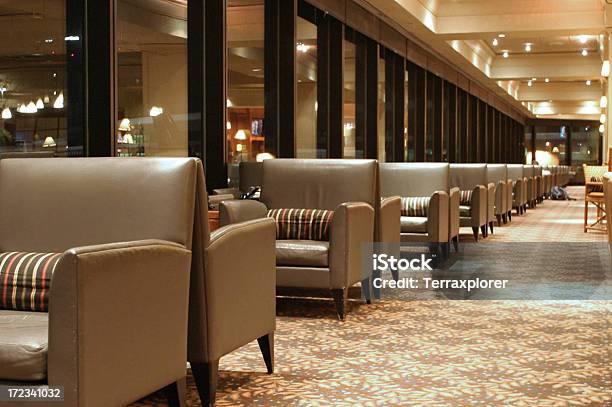 Rozwalanie Się Odjazdu Krzesła W Wierszu - zdjęcia stockowe i więcej obrazów Poczekalnia na lotnisku - Poczekalnia na lotnisku, Hotel, Hol