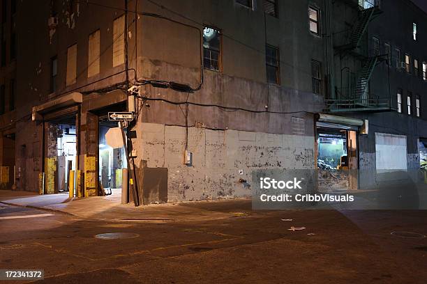 Desertas Dumbo Backstreet De Brooklyn À Noite - Fotografias de stock e mais imagens de Beco - Beco, Noite, Cidade de Nova Iorque