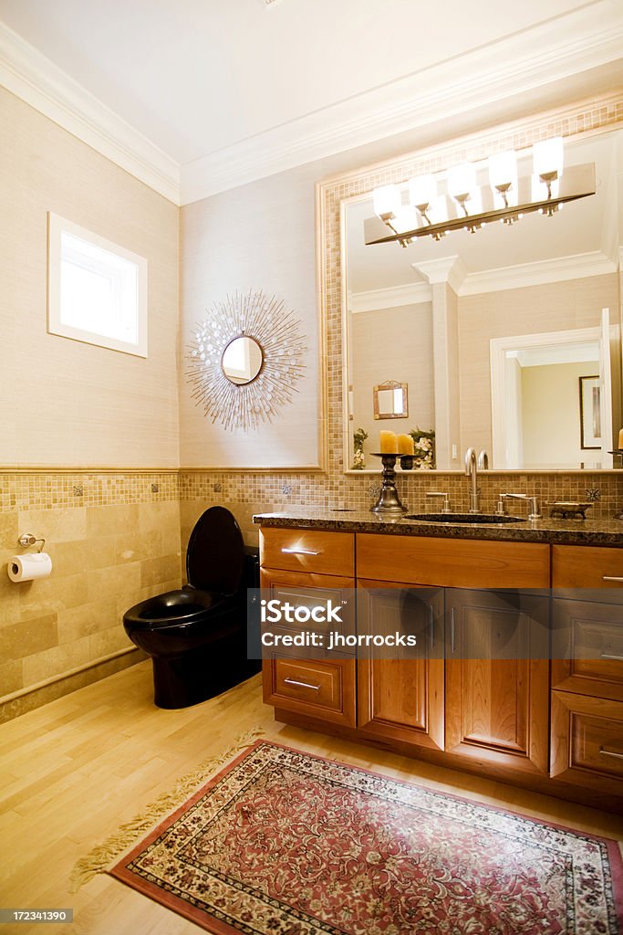 Spaziosa e moderna stanza da bagno - Foto stock royalty-free di Accessorio per le lampade