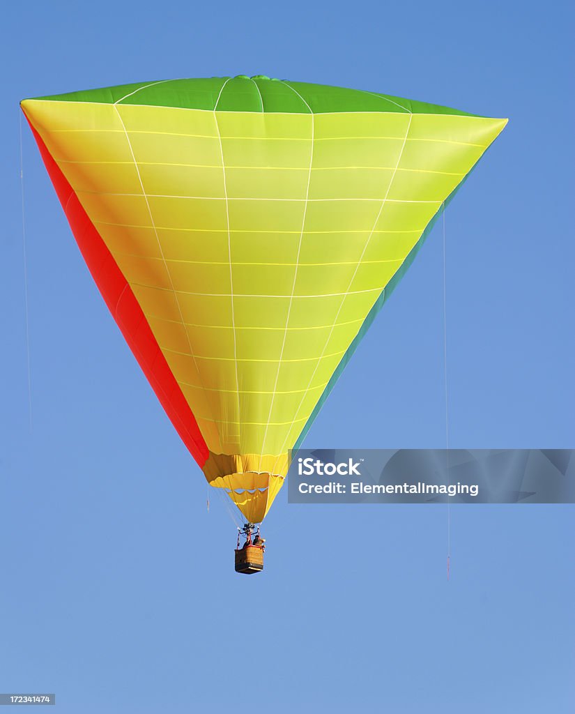 Dreieckiger Heißluftballon an einem klaren blauen Himmel - Lizenzfrei Dreieck Stock-Foto