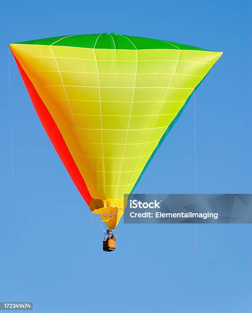 Foto de Triangular Balão De Ar Quente Sobre Um Céu Azul Límpido e mais fotos de stock de Triângulo - Formato Bidimensional