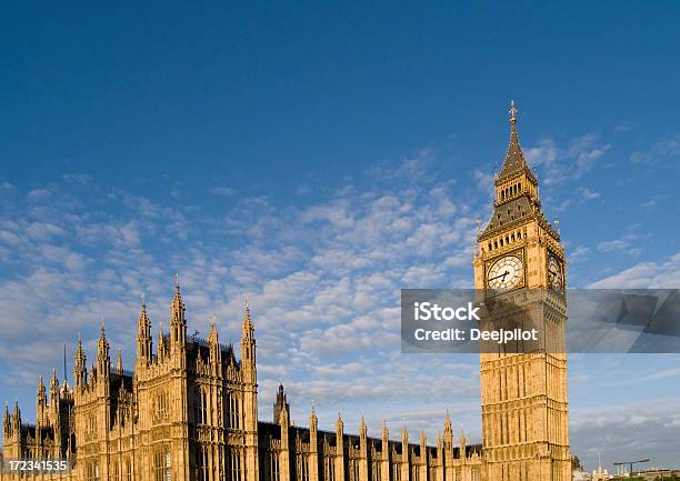 Low Angle Blick Auf Big Ben An Einem Wolkigen Tag Stockfoto und mehr Bilder von Architektur - Architektur, Außenaufnahme von Gebäuden, Baugewerbe