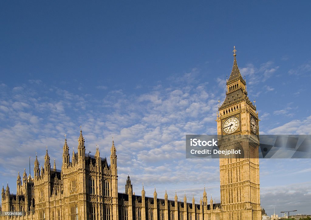 Vista de ángulo bajo de Big Ben en un día nublado. - Foto de stock de Aire libre libre de derechos