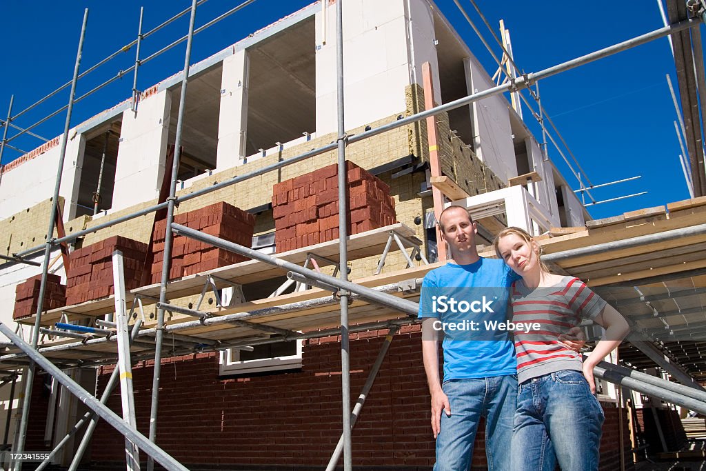 Couple en face de la maison - Photo de Pays-Bas libre de droits