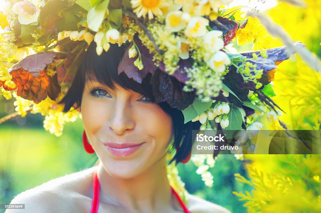 Dziewczynka sypiąca kwiaty - Zbiór zdjęć royalty-free (20-24 lata)