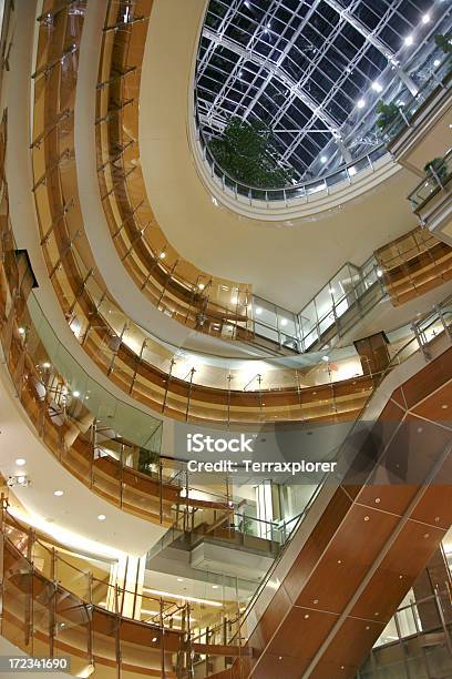 Einkaufszentrum Atrium Stockfoto und mehr Bilder von Baugewerbe - Baugewerbe, Glas, Spiralmuster