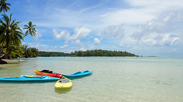 aluguéis de praia e a lagoa - french polynesia pier lagoon nautical vessel - fotografias e filmes do acervo