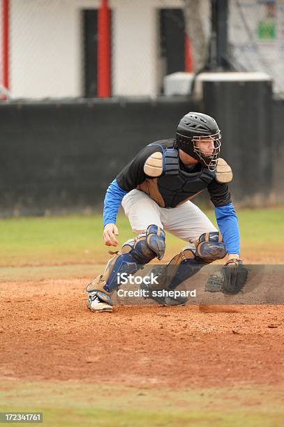 Catcher Preparazione Throw Down A Seconda Base - Fotografie stock e altre immagini di Accovacciarsi - Accovacciarsi, Adulto, Attività