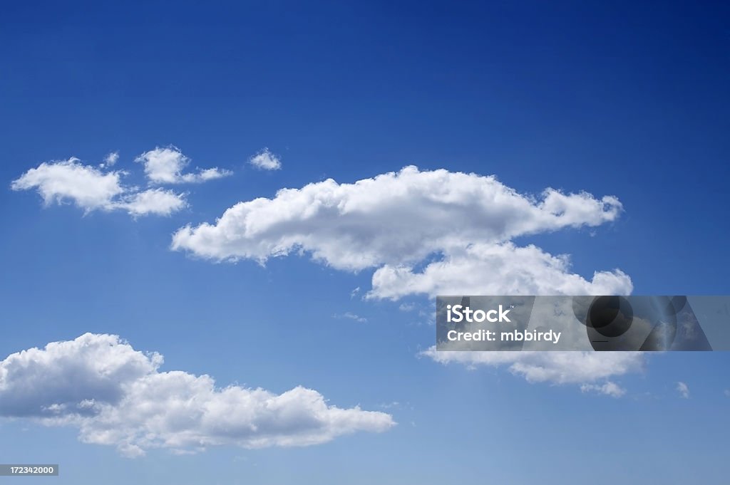 Błękitne niebo i puszyste chmury - Zbiór zdjęć royalty-free (Aspiracje)