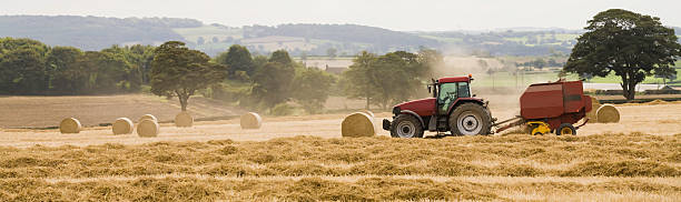 最新のストロー(農業、農業、ハーヴェスト - tractor farm uk agriculture ストックフォトと画像