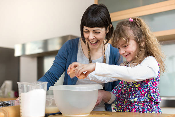 mãe e filha bicarbonato um bolo juntos - family germany baking berlin germany imagens e fotografias de stock