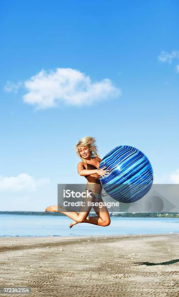Frau Am Strand Stockfoto und mehr Bilder von 20-24 Jahre - 20-24 Jahre, Aktivitäten und Sport, Aufblasbarer Gegenstand