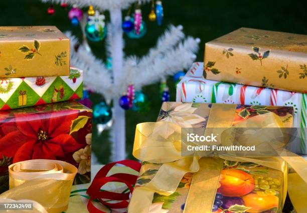 Presentes De Natal De Fundo - Fotografias de stock e mais imagens de Bico-de-papagaio - Bico-de-papagaio, Bola de Árvore de Natal, Branco