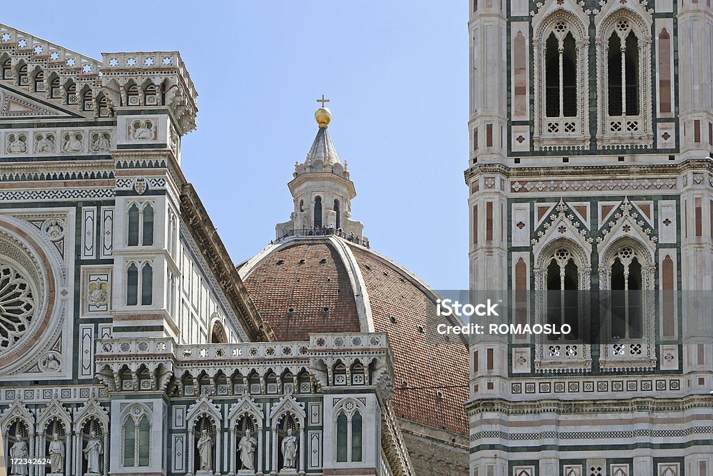 Fachada y natural que brinda la cúpula del Duomo en florencia, Illinois - Foto de stock de Arte libre de derechos