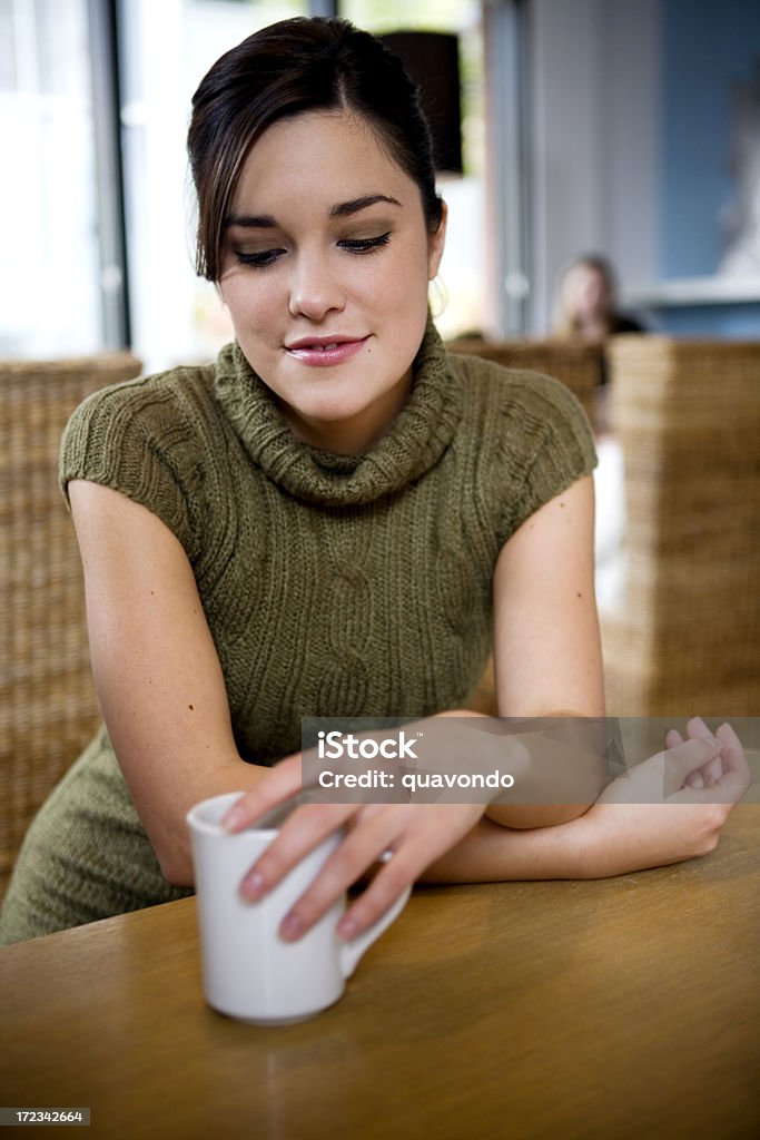 Monoterapia no café bela jovem mulher olhar para baixo, Copyspace - Royalty-free 16-17 Anos Foto de stock