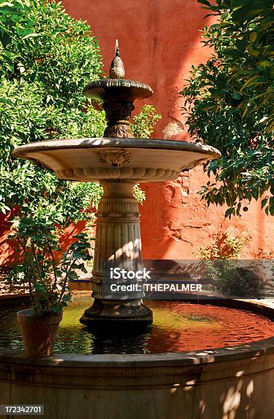 Foto de Fonte Reales Alcázares e mais fotos de stock de Folhagem viçosa - Folhagem viçosa, Sevilha, Espanha