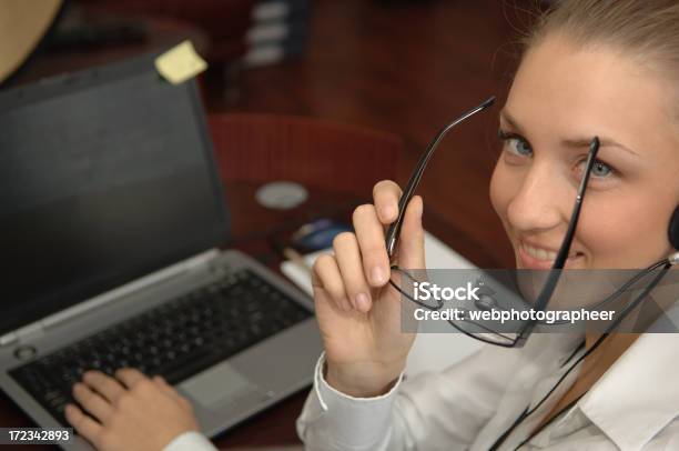 Lächelnd Erfolgreiche Kundenservice Stockfoto und mehr Bilder von Antworten - Antworten, Bewegungsunschärfe, Blaue Augen